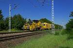 Zwei Baumaschinen von Plasser&Theurer in Form einer Schotterplanier- und einer Stopfmaschine fahren hier am 06.09.23 bei Wa�mannsdorf �ber den Berliner Au�enring.