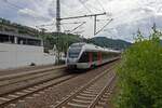 Im Nahverkehr wechseln sich auf der Ruhr-Sieg-Strecke halbst�ndlich RE-Z�ge, die nur die gr��eren Stationen bedienen und Regionalbahnen ab, die alle Halte anfahren.
