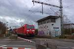 Ein Gterzug mit 185 169 an der Spitze durchfhrt am 18.02.2020 Bochum-Riemke.