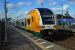 Der Desiro HC-Triebzug 3462 003 ist am 23.10.2024 auf der Linie RE1 in Richtung Eisenh�ttenstadt unterwegs und beschleunigt hier nach einem Zwischenhalt in Erkner.