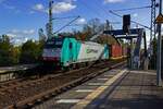 186 247 ist f�r die polnische Captrain-Tochter im Einsatz und durchf�hrt hier mit einem Containerzug den Bahnhof Erkner.