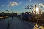 363 714, die von der PRESS als 363 006 bezeichnet wird, hatte am 07.03.22 die Aufgabe, im Leipziger Hauptbahnhof zu rangieren und dr�ckt hier einen IC2 an den Bahnsteig.