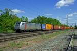Mit einer bunten Mischung aus Containern im Schlepptau durchf�hrt 186 369 von akiem am 17.05.23 Niederndodeleben in Richtung Braunschweig.