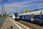 Begegnung von zwei Z�gen der RB48 in Opladen: W�hrend 9442 154 in Richtung Bonn einf�hrt, steht 9442 359 auf dem Nebengleis zur Weiterfahrt in Richtung Wuppertal bereit.
