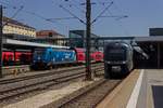 Nahverkehr in Regensburg: Rechts erwartet 440 403 die Abfahrt in Richtung Ingolstadt, w�hrend links die Bahnland Bayern-Werbelok 146 246 mit einem RE nach N�rnberg einf�hrt.