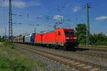 Neben einem Ganzzug aus Selbstentladewagen schleppt 185 338 die kalte 145 015, die an die RBH verliehen wurde und deren silber/blaues Farbschema tr�gt.