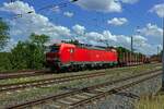 Der DB-Vectron 193 387 k�nnte eine Dusche vertragen. Mit leeren Rungenwagen im Schlepp rollt die Lok hier durch Saarmund in Richtung Westen.