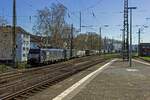 Mit einem Zug des Kombinierten Verkehrs rollt 189 286 von der S�dbr�cke kommend in Richtung Norden.