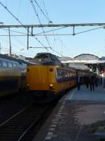 Eine Koplopertraktion, von der der vordere Zug nach Rotterdam Centraal f�hrt, steht hier am 26.10.2011 in Utrecht CS.