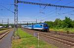 Rund 50 Minuten zuvor war auf dem selben Gleis ein RailJet in Richtung Prag unterwegs. Der Gegenzug nach Graz war allerdings aus einer anderen Garnitur gebildet, diesmal gezogen von 1216 235. Die Lokomotiven tragen zwar die blauen Farben der ČD, befinden sich aber weiterhin im Besitz der �BB und sind nur an die tschechische Bahn vermietet.