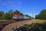 PKP Cargo hat in den letzten Jahren eine stattliche Flotte Vectron-Lokomotiven aufgebaut, die mit ihrer grau/roten Lackierung immer gut zu erkennen sind.