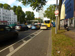 Bus und Taxi benutzen den Radweg der Elsenstraße. Obwohl in Berlin noch Ferien sind, ist an diesem Montag schon ein heftiger Stau kurz hinter dem Ausgang der A100 am Treptower Park entstanden. Bürgermeister Wegner sagt, die Bürger d ...