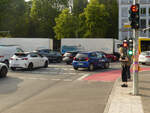 Grüne Ampel und Radweg - nicht umsonst eine Kombination, die besonders unfallkritisch ist. Hier habe ich keine Ampelphase beobachten können, in der wenigstens die Furten freigehalten wurden.

Sowohl der Abbiegeverkehr (die Pkw im Vordergr ...