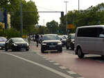 Der Radweg an der Elsenstraße war an dieser Stelle - einer von der Puschkinallee kommenden Einfahrt, schon immer problematisch. Die Fahrzeuge, die von (im Bild) links kommen, haben eine für sie grüne Ampel überquert, dann noch 30  ...