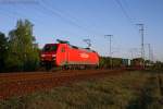 DB Schenker 152 107-9 ist in der Abendsonne mit einem Containerzug unterwegs (gesichtet Berlin Wuhlheide 21.04.2009).