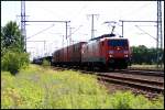 DB Schenker 189 010-2 mit einem gemischtem Gterzug bereits im Gegenlicht (Class 189-VB, gesichtet Potsdam-Golm, 17.06.2009).