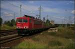 DB Schenker 155 197-7 mit leeren Rungenwagen (Berlin Schnefeld, 08.08.2009)