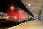 DB AutoZug 115 350-1 kommt berpnktlich mit dem D 445 nach Kiev Pass (Nchtliches in Berlin Lichtenberg 07.10.2009)