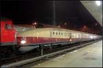 VT 18.16.07 (675 014-5) direkt hinter der Lok, die den Triebzug berfhrt hat (Nchtliches in Berlin Lichtenberg 08.10.2009)