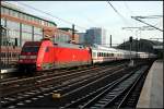 DB Fernverkehr 101 014-9 zieht den Ersatz-ICE 940/950 nach Dsseldorf bzw Kln. Am Ende des zweiteiligen Zugs schiebt DB 101 097-4 (gesichtet Berlin Ostbahnhof 27.12.2009)