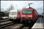 Steuerwagen 51 80 09-85 001-8 neben 143 567-6, frappierende hnlichkeiten... (Hennigsdorf b. Berlin 01.04.2010)