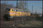 Wiebe 216 012-5 mit einem Bauzug versteckt sich hinter Baum und Strauch. Leider nicht besser fotografierbar (NVR-Nummer 92 80 1216 012-5 D-BLP, gesehen Berlin NO 03.04.2010)