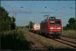 DB 145 073-3 fährt mit ihrem sehr kurzem Güterzug der Abendsonne entgegen (gesehen Nuthetal-Saarmund 16.06.2010)