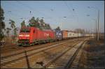 Mit Container kommt am 29.01.2011 DB Schenker 152 021-2 durch Friedrichsfelde-Genshagener Heide.