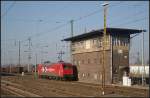 Zur Ruhepause fhrt HGK 145-CL 012 / 145 090 am alten Stellwerk Agf vorbei (gesehen Angermnde 26.02.2011)