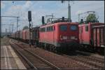 DB Schenker 140 528-1 mit einem gemischtem Gterzug unterwegs (gesehen Berlin Schnefeld Flughafen 09.07.2011)