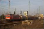 DB Schenker 155 243-9 hatte mit dem gemischten Gterzug keine Probleme (gesehen Berlin Schnefeld Flughafen 13.11.2011)