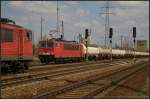 DB Schenker 155 009-4 mit Kesselwagen trifft eine wartene Schwesterlok in Berlin Schnefeld Flughafen 14.04.2012