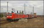 DB Schenker 185 073 mit der Schwesterlok 185 153 und einen Erz-Zug zum Tf-Wechsel am 14.04.2013 in Berlin Schnefeld Flughafen