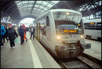 MRB VT 019 (650 551) kam als RB110 Leipzig Hbf am Endziel an und entließ eine Menge Pendler (Leipzig Hbf, 11.02.2024, NVR-Nummer 95 80 0650 551-4 D-TDRO)