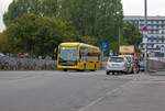 Die Elektro-Busse der BVG werden trotz ihres zuerst gewhnungsbedrftigen ueren zunehmend eine alltgliche Erscheinung im Berliner Straenbild. Wagen 1819 befhrt die Rampe zum Vorplatz des Ostbahnhofes unter dem sich ein groes Parkhaus befindet.