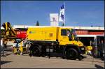 Zweiwege-Arbeits- und Rangierfahrzeug mit Wechselaufbauten fr Frontseilwinde, Kran, Schneepflug, Hubarbeitsbhne und Rillenreinigung auf Basis des Unimog U400 (INNOTRANS 2010, gesehen Berlin