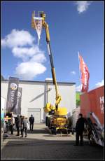 Zweiwegebhne des italienischen Herstellers PLATFORM BASKET auf der InnoTrans 2012 in Berlin