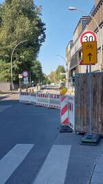A100 - Die 1 km lange Umleitung für Radfahrer, die den Markgrafendamm nun auf einem Abschnitt nicht mehr befahren dürfen, ist für den Verkehr gesperrt, also auch für den Radverkehr. Links gibt es eine Straße, die wegen eines  ...