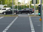 Zwischen Autobahnende und Elsenstraße hat man in der Straße  Am Treptower Park  eine ampelgesicherte Überquerung für Radfahrer gebaut.