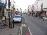 Schutzstreifen in England - in einer Einbahnstraße, die in Gegenrichtung für Radfahrer freigegeben ist. Sicherheitsabstände strengstens verboten? April 2012, Brighton