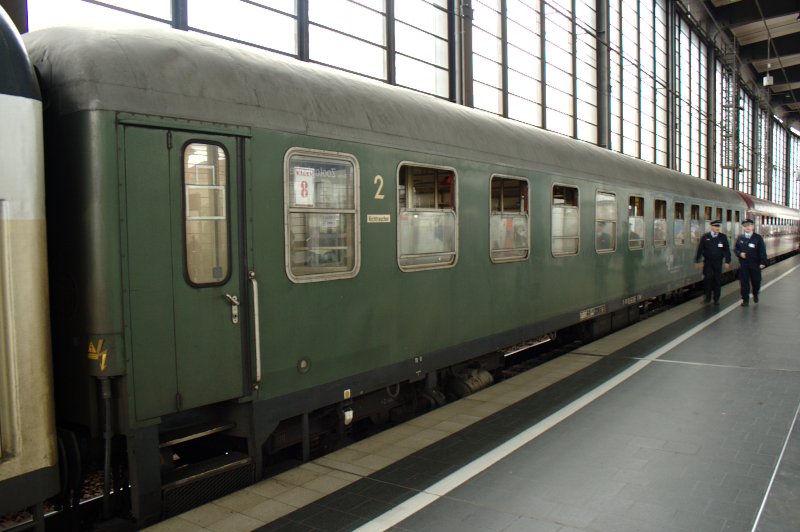 Unter anderem diesen 2. Klasse Nichtraucher-Wagen (Berlin Zoologischer Garten, 30.05.2009).